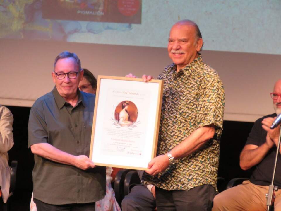 Jesús Benítez Benítez entrega a Enrique Córdoba Rocha el Premio Mejor libro de viajes por su obra Viajes con memoria. Desayuno en Lisboa, sueño en Samarcanda