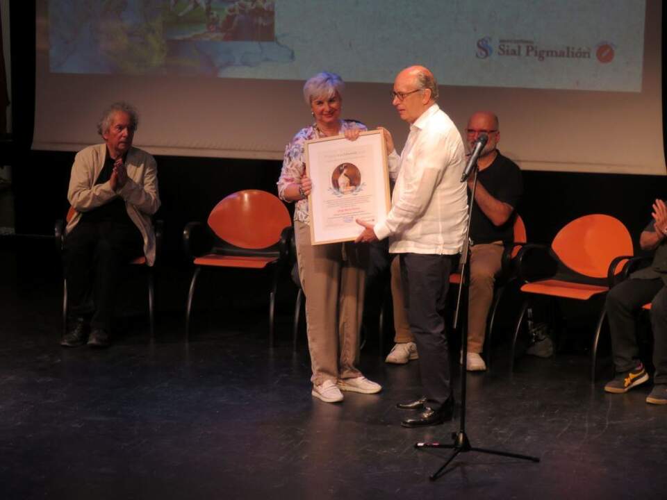 Adelaida Porras-Medrano, hace entrega del Premio Mejor libro de crónicas literarias a Jorge Hevia, por su libro Dos historias genuinas. Una crónica madridista y un relato dominicano