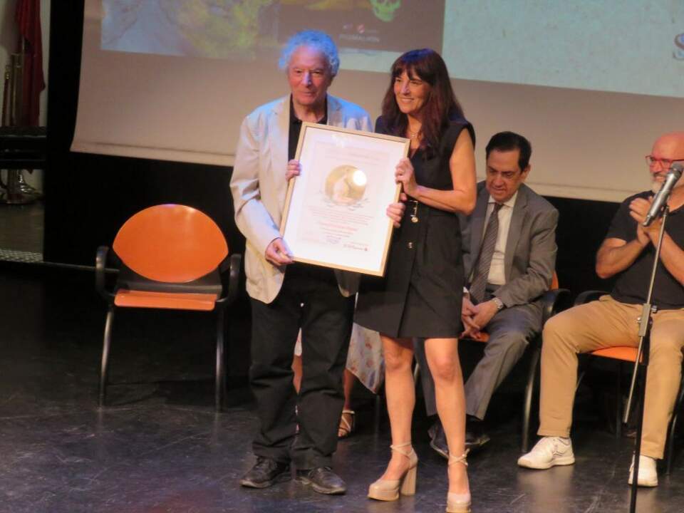 Francisco Gutíerrez Carbajo, entregó el Premio Mejor libro de relatos a Marisol Esteban, por Relatos de un mundo invisible