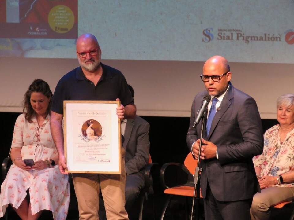 José Manuel Lucía Megías, hizo entrega del Premio Mejor libro de ensayo iberoamericano a Francisco Tavárez, por su obra La conjura haitiana y la maldición dominicana