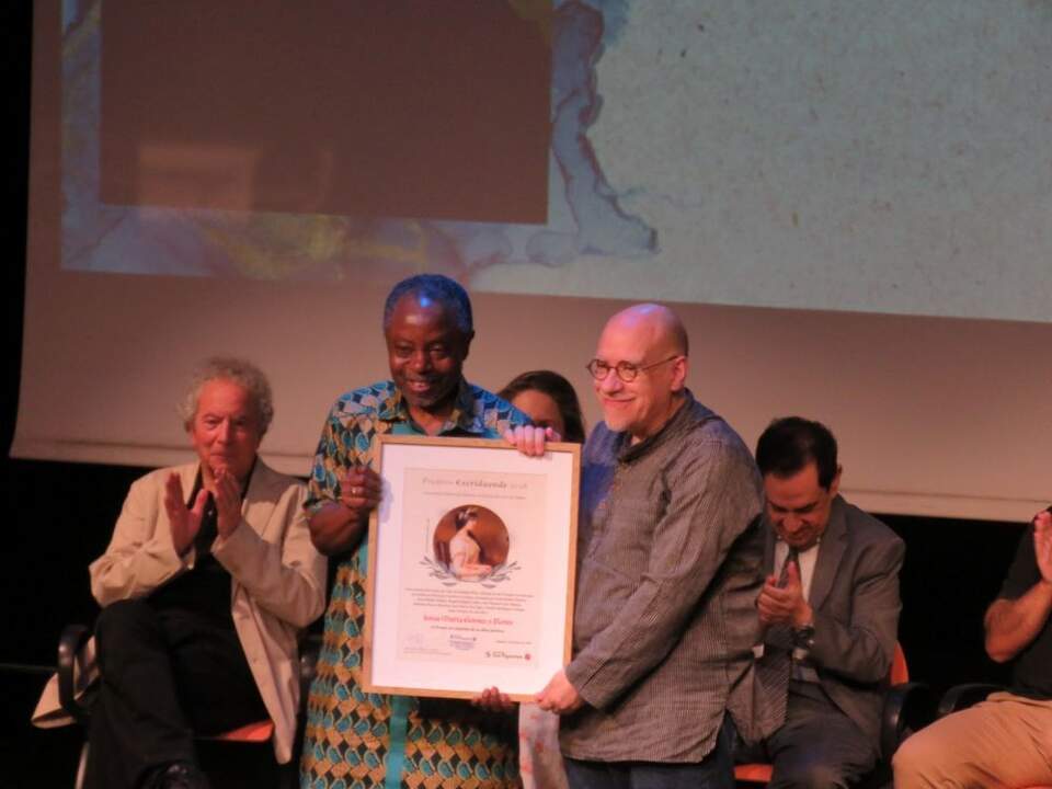 Justo Bolekia Boleká entrega el Premio al conjunto de su obra poética a Jesús María Gómez y Flores