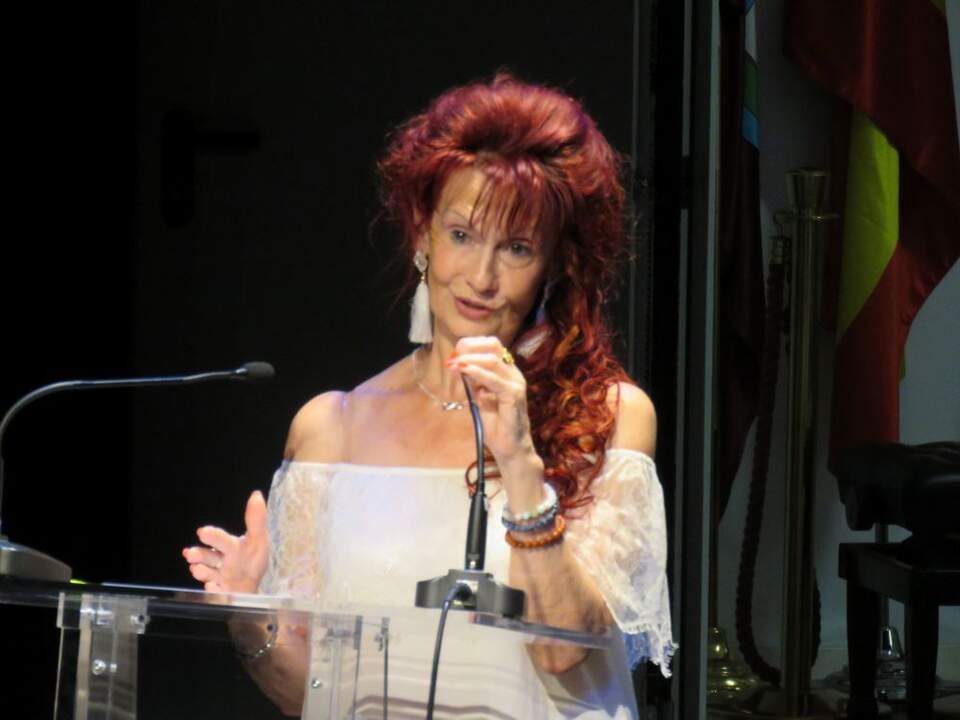 María José Marrodán, Premio Mejor poeta española, por su poemario La pésima ortografía de los días, que recibió de manos de Adelaida Porras-Medrano
