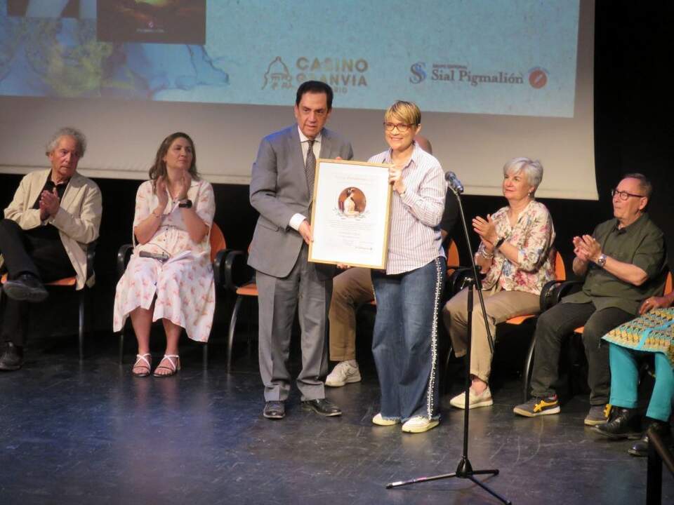 El Embajador de República Dominicana en España, Tony Raful, hace entrega del Premio revelación, a Lizamavel Collado, escritora, periodista y gestora dominicana