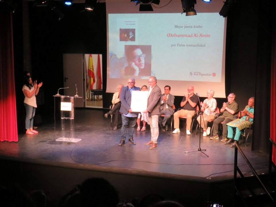 Mohammad Al-Amin , recibe el Premio Mejor poeta árabe, por su libro Falsa tranquilidad, que le fue entregado por Abdul Hadi Sadoum