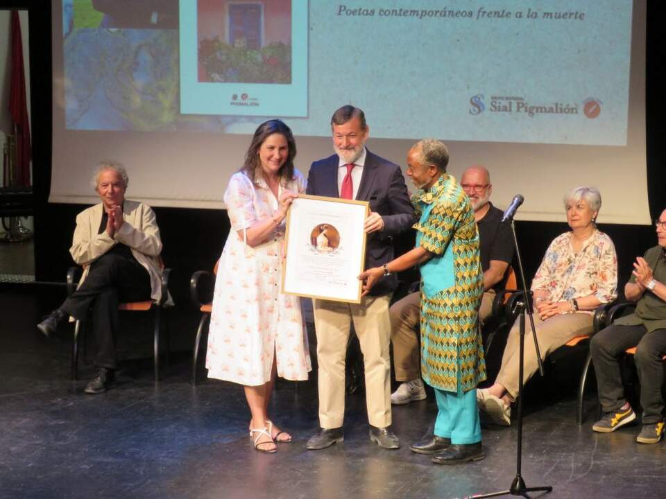 Raquel Delgado López, Rafael Rodríguez-Ponga con el Premio Mejor antología, por su libro Duelo y poesía. Poetas contemporáneos frente a la muerte y Justo Boleka Bolekía