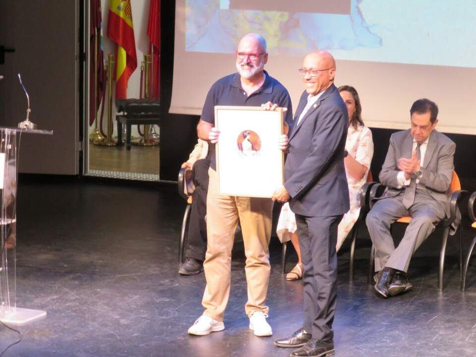 Raquel Delgado López, Rafael Rodríguez-Ponga con el Premio Mejor antología, por su libro Duelo y poesía. Poetas contemporáneos frente a la muerte y Justo Boleka Bolekía
