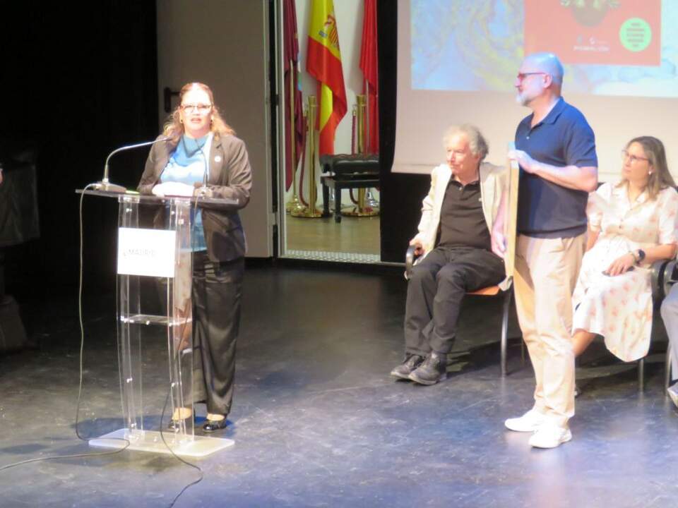 La poeta mexicana Beatriz Saavedra Gastélum recibe el Premio Internacional de Literatura «Rubén Darío» 2026, por su libro Tz’akbu Ajaw, la reina roja de Palenque (Mujer cinabrio) y el conjunto de su obra, entregado por José Manuel Lucia Megías