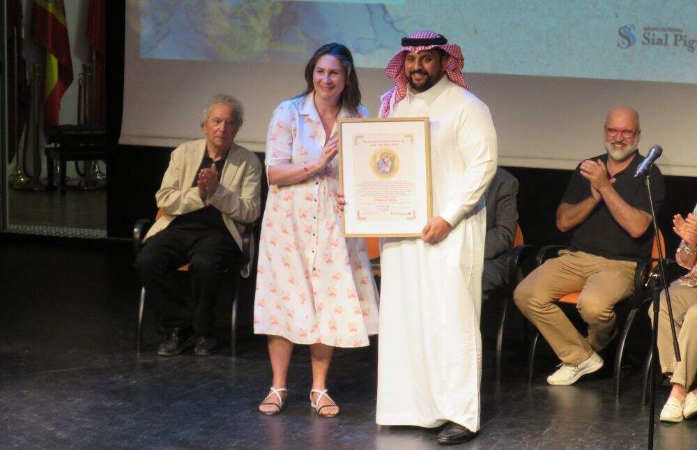 El poeta saudí Hatem Al-Shehri Premio Internacional de Literatura Árabe «Ibn Arabi» 2024, por su libro ¿De qué abismo emerge toda esta muerte? y el conjunto de su obra, que le entregó Raquel Delgado López
