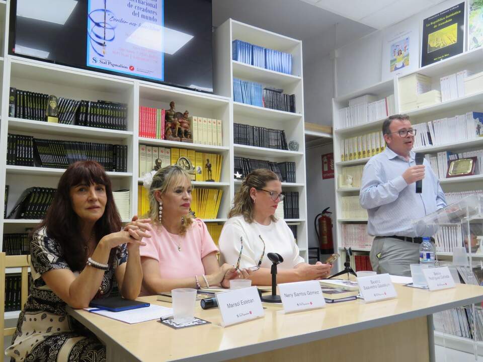 Marisol Esteban Repiso; Nery Santos; Beatriz Saavedra Gástelum y Juan José García, español, fundador de la Casa Rumana de Cultura en Getafe