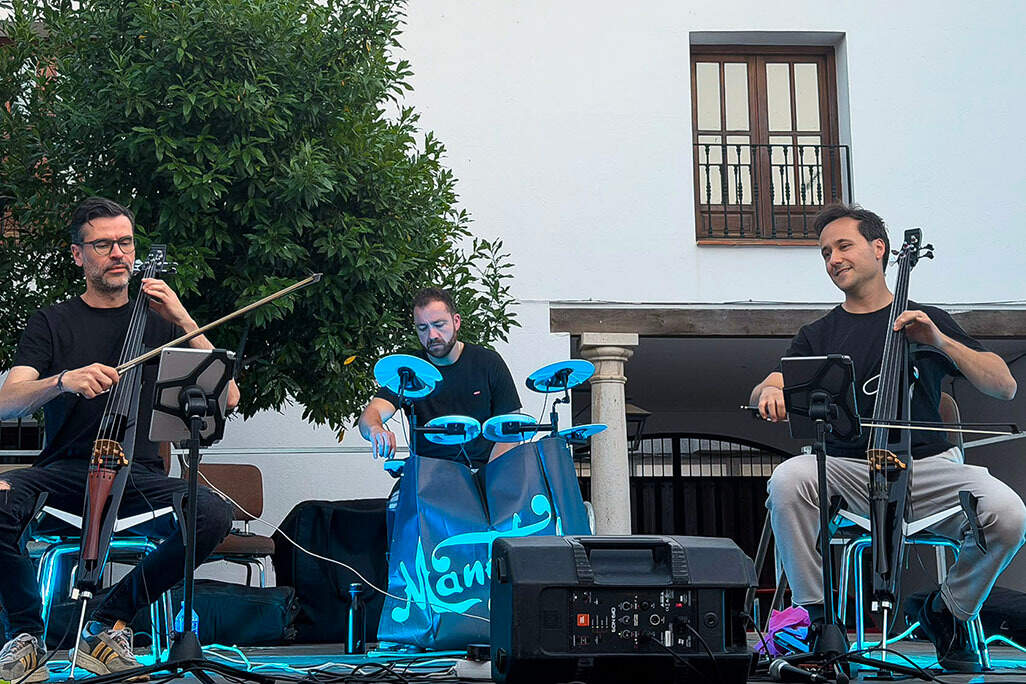 Manchelos, en una de sus interpretaciones musicales