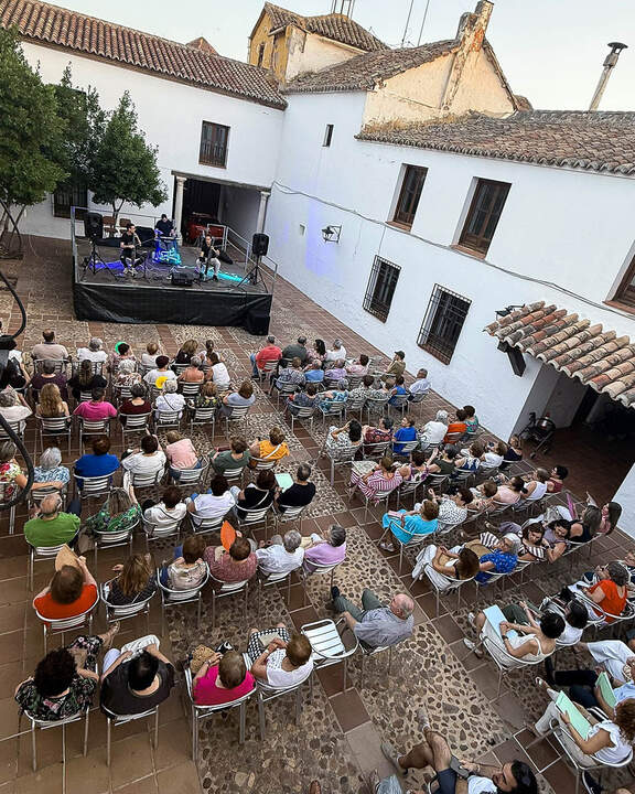 Panorámica del patio de los laureles de la Casa de la Marquesa este miércoles, donde transcurrió el acto