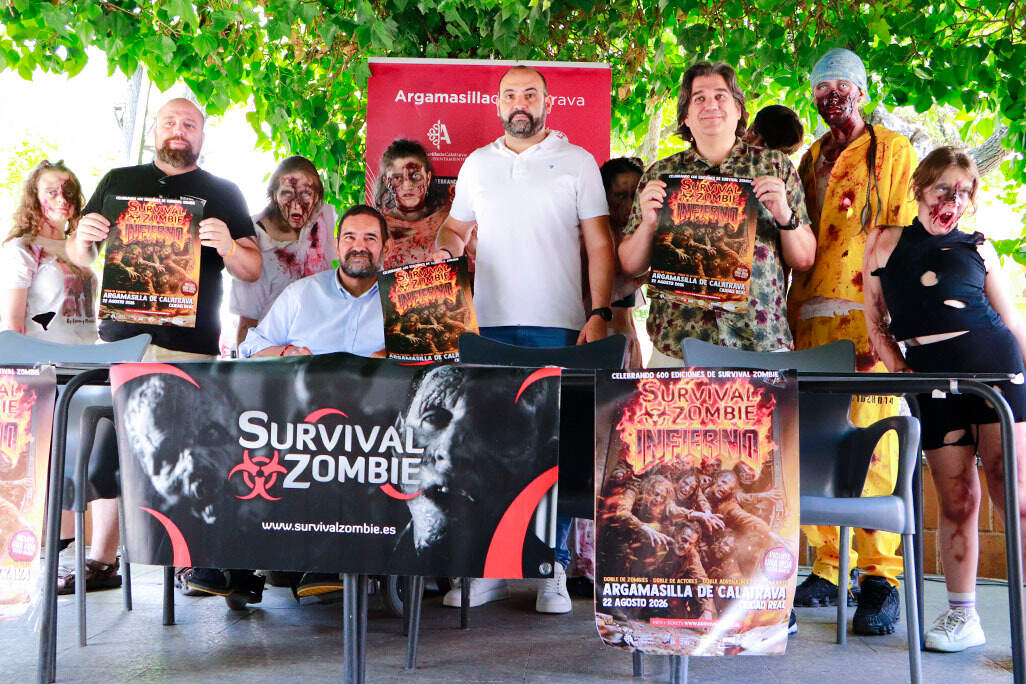 Organizadores e invitados sopresa, posando hoy con el cartel de la edición _Infierno_ de la próxima Survival Zombie rabanera
