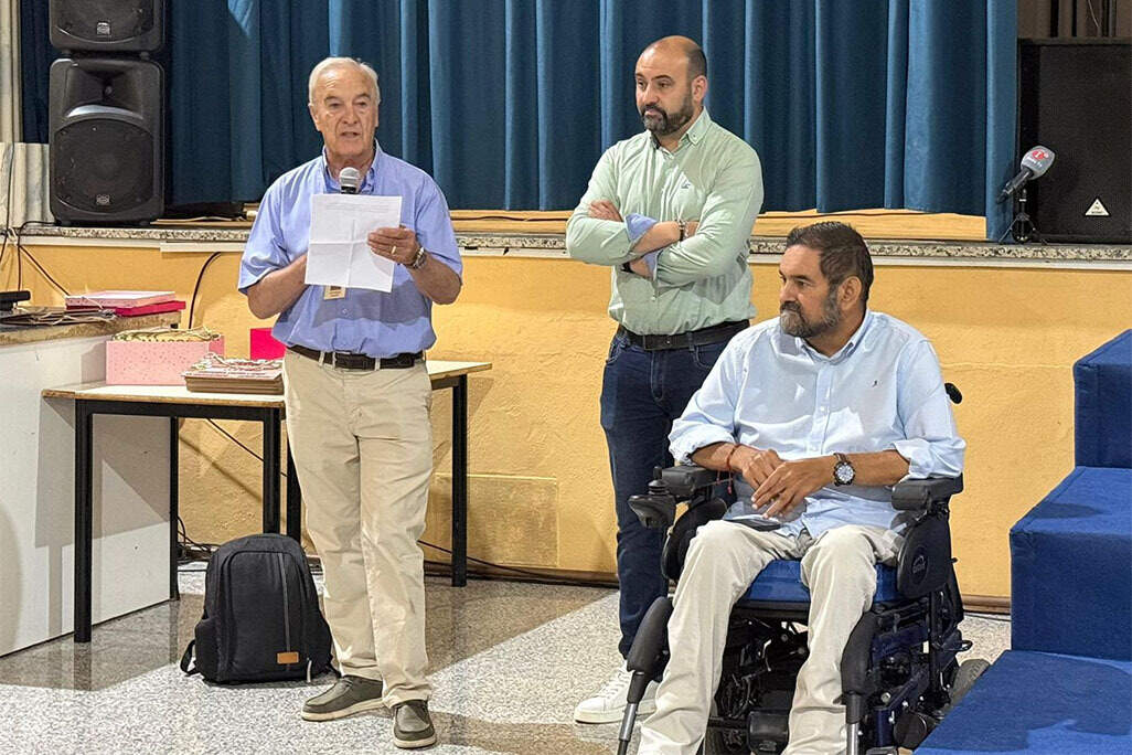 Antonio Ureña, dirigiéndose a los presentes en el acto, junto al alcalde y al concejal de Bienestar Social