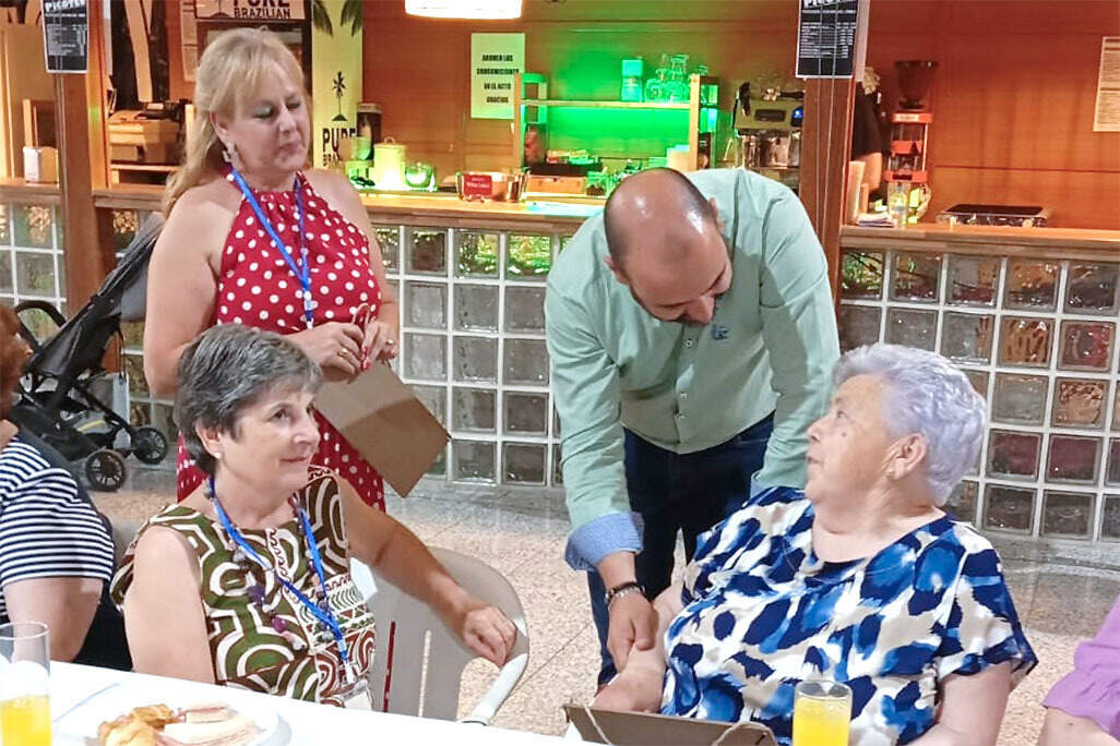 Jesús Ruiz saluda a una de las asistentes al acto de celebración