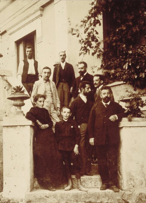 Grupo en la escalinata de la Primera sede de la Estación: Augusto González Linares, Luisa de la Vega, Antonio Linares, José Rioja y Martín, Eugenio Muñoz, un ayudante de éste, Madrid Moreno, Julián Fresnedo y mozo del laboratorio