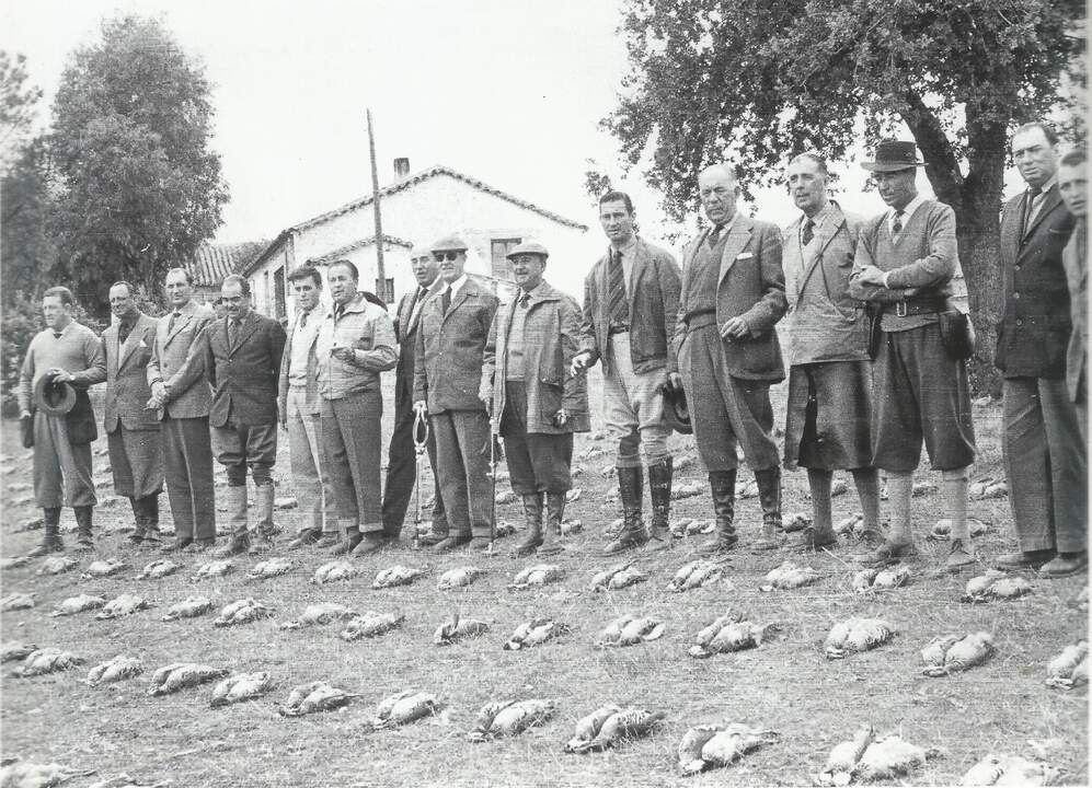 Cacería de perdices. Franco en el centro, a su derecha, Carmen Polo. El marqués de Villaverde sentado delante y miembros del 8º Gobierno de Franco. Detrás 4.608 perdices