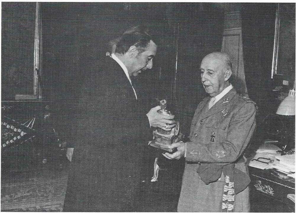 Franco recibe una reproducción de la escultura del rey Alfonso X de manos de Eloy Sancho García alcalde de Ciudad Real. Madrid Palacio del Pardo 1972