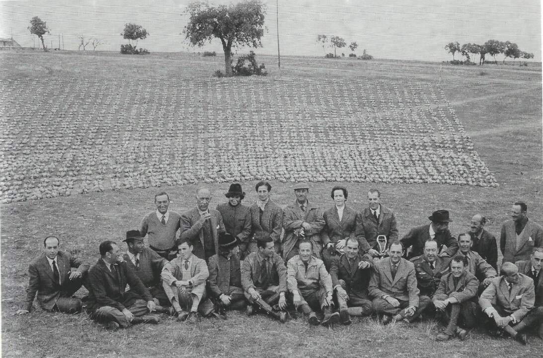 Cacería de perdices. Franco en el centro, a su derecha, Carmen Polo. El marqués de Villaverde sentado delante y miembros del 8º Gobierno de Franco. Detrás 4.608 perdices