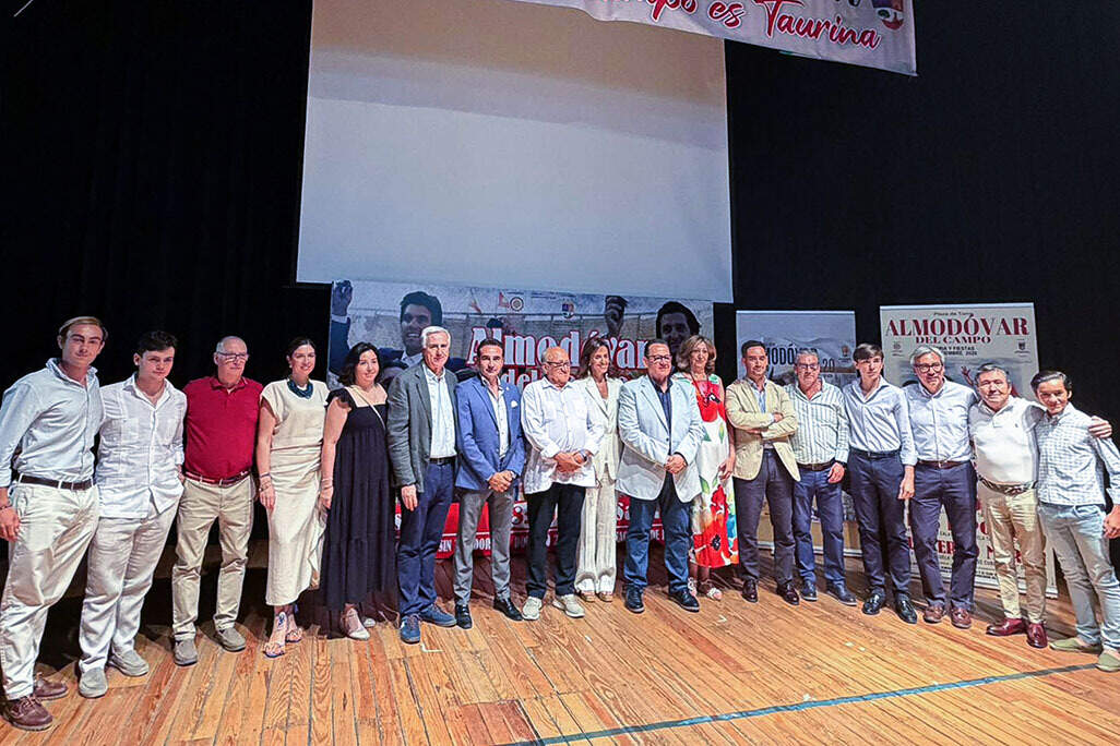 Posado del pregonero junto autoridades, empresasrio, directiva del Club Taurino y alumnos que protagonizarán la novillada