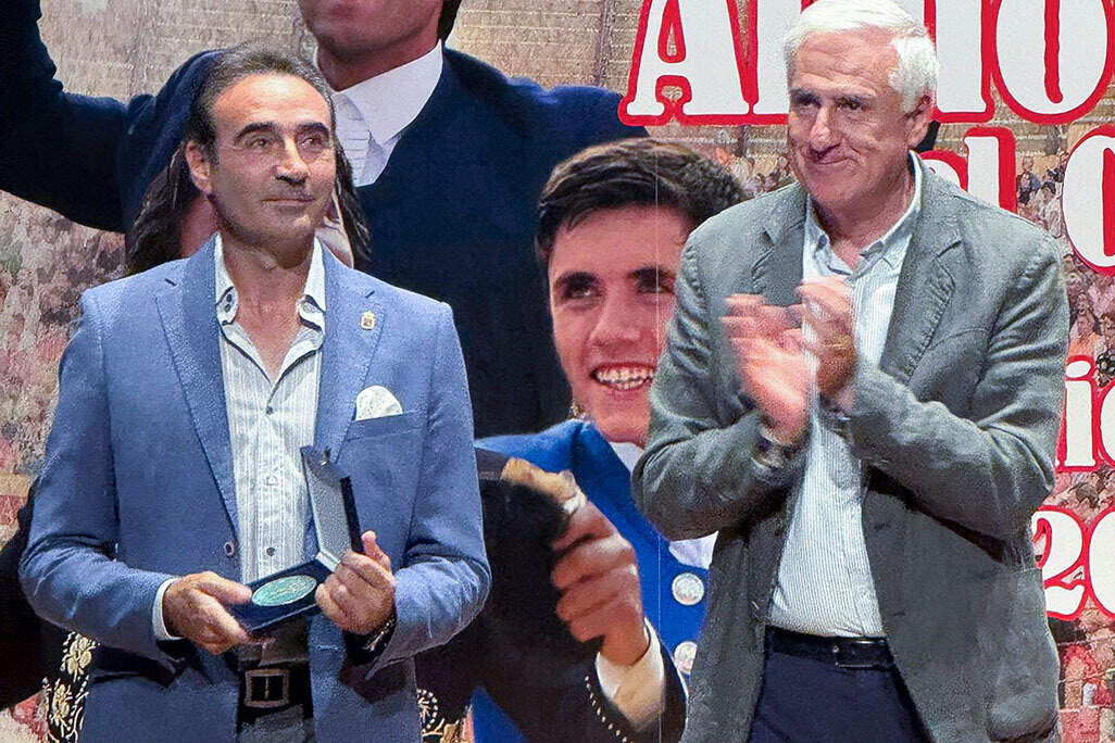 Enrique Ponce, junto al alcalde, recibiendo el aplauso de público que llenó el Teatro Municipal