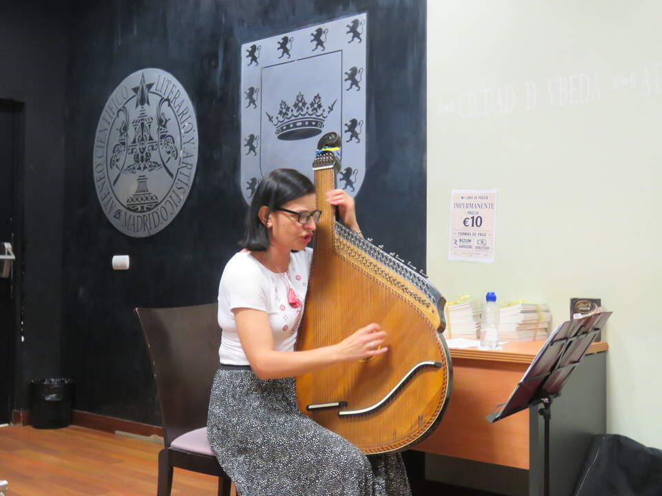 La artista ucraniana Romanna Bilous, que interpretó varias canciones acompañada de su bandura durante el acto