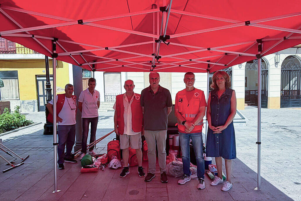 Integrantes de Cruz Roja y responsables munciipales, durante la presentación de los kits