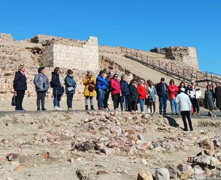 El autor explicando la maqbara islámica (cementerio musulmán)