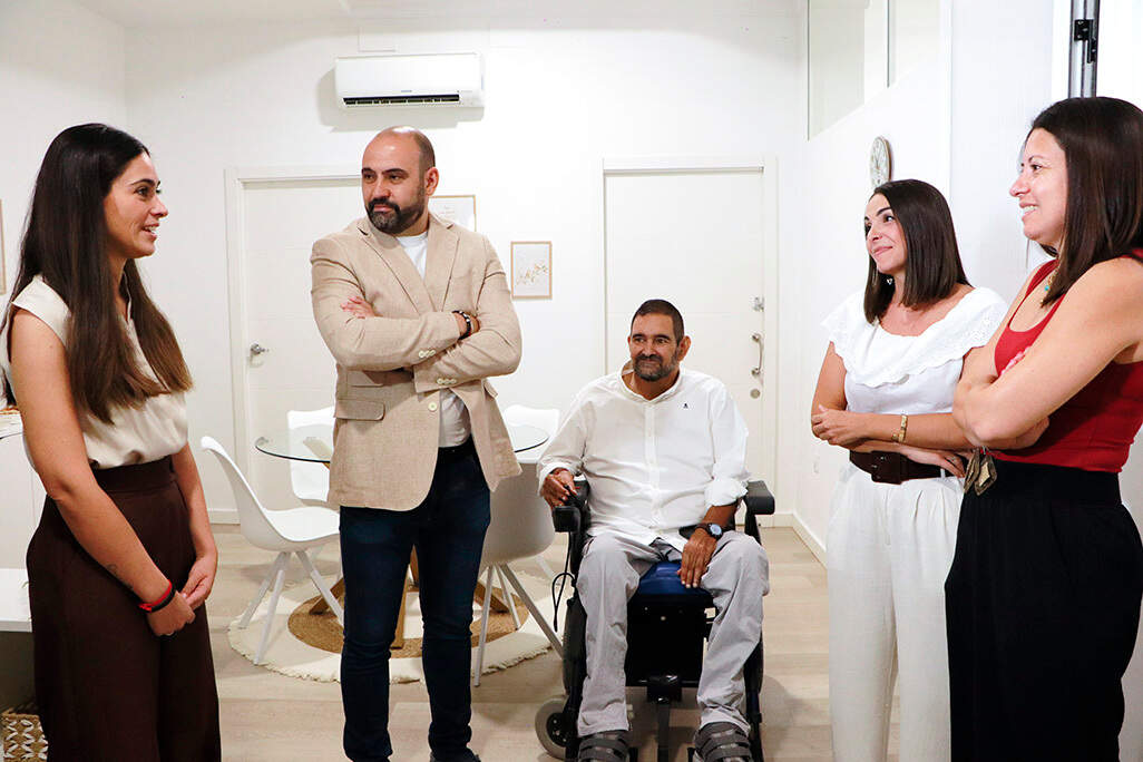 Autoridades y equipo técnico, conversando en el interior del flamante espacio de atención temprana