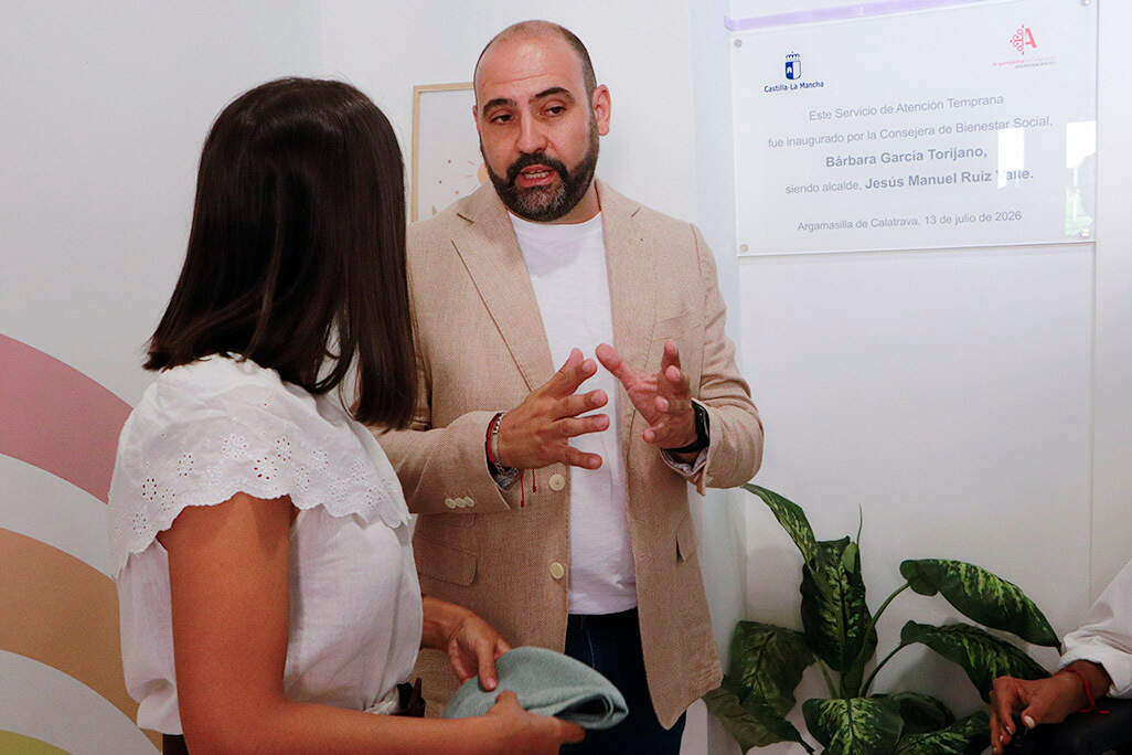 El alcalde conversa con una entregrante del equipo técnico de APATI