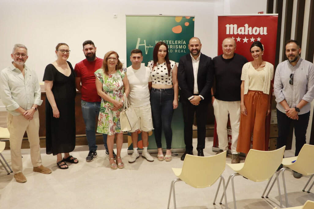 Posado con responsables de otros establacimientos que ofrecieron sus tapas
