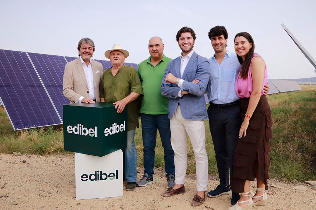 Responsables del EDIBEL, junto a propietarios de los terrenos donde se ha ejecutado el proyecto